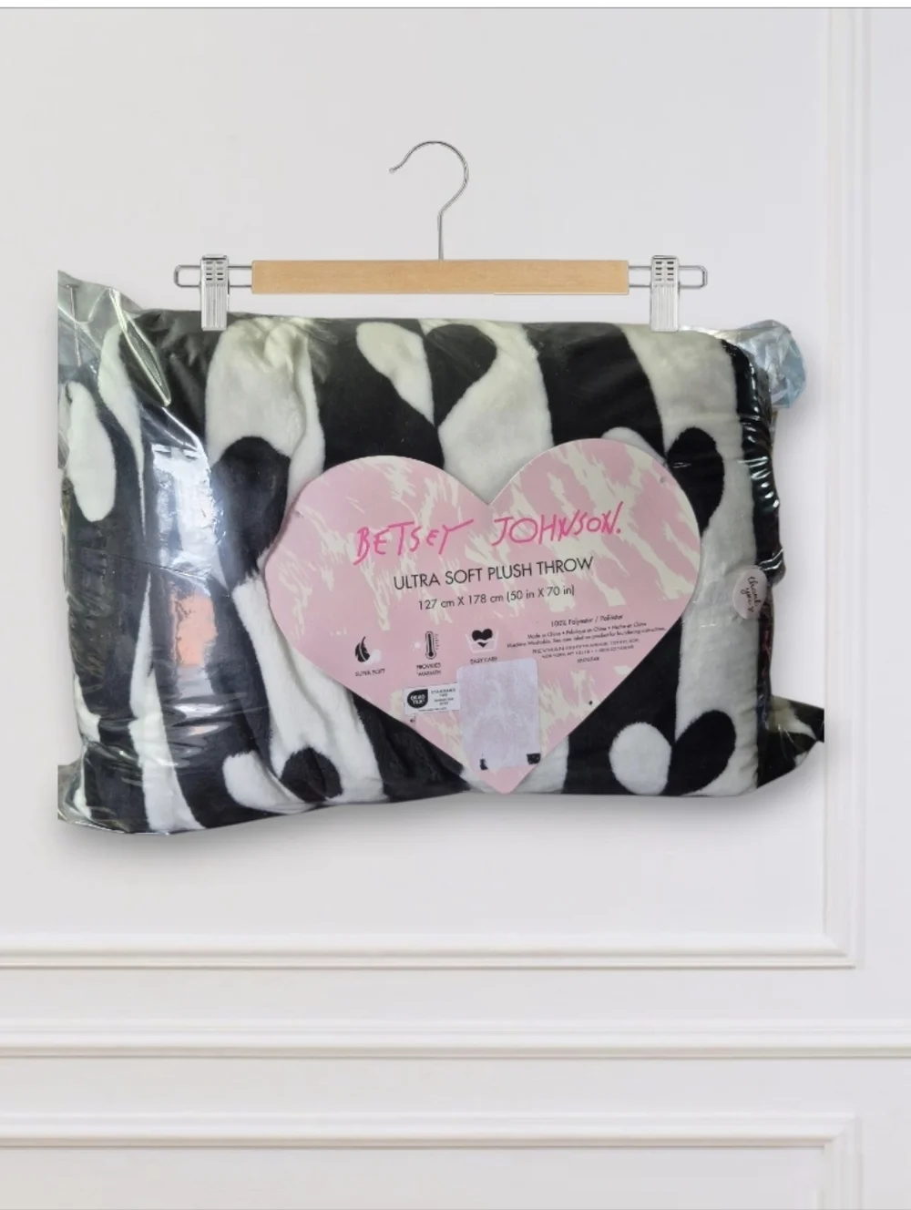 Betsey Johnson Ultra Soft Plush Throw Blanket,in a black and white heart - Picture 2 of 3